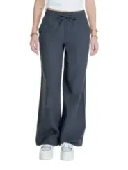 Weite Beinformen, weiße Sneaker, Crop Top