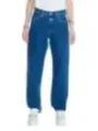 Helle Jeans, Sneaker, weißes T-Shirt