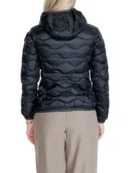 Schwarze Daunenjacke, blonde Frau hinten