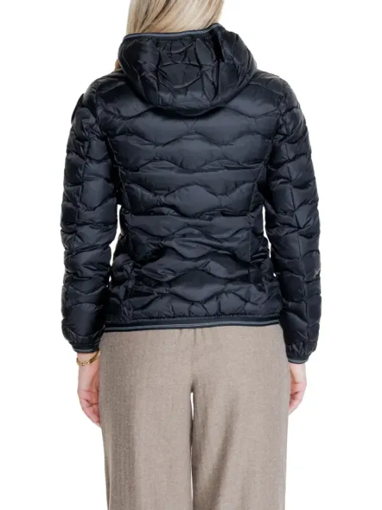 Schwarze Daunenjacke, blonde Frau hinten