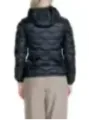 Schwarze Daunenjacke, blonde Frau hinten