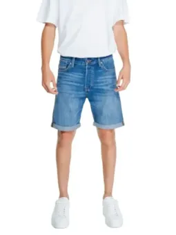 Helle Jeansshorts mit weißem T-Shirt