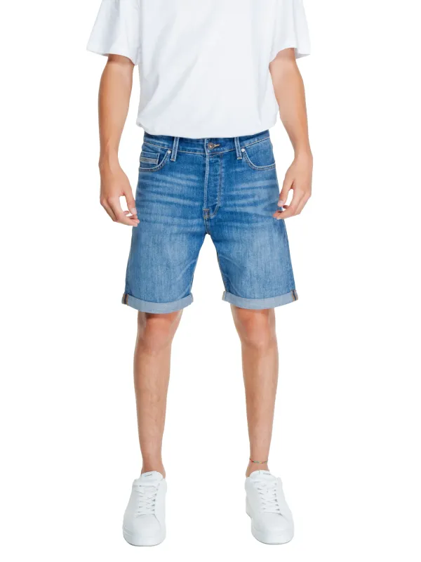 Helle Jeansshorts mit weißem T-Shirt Helle Jeansshorts mit weißem T-Shirt