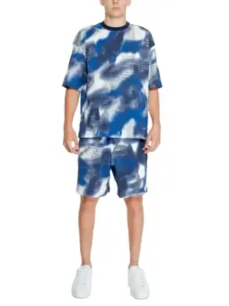 Tie-Dye T-Shirt und Shorts