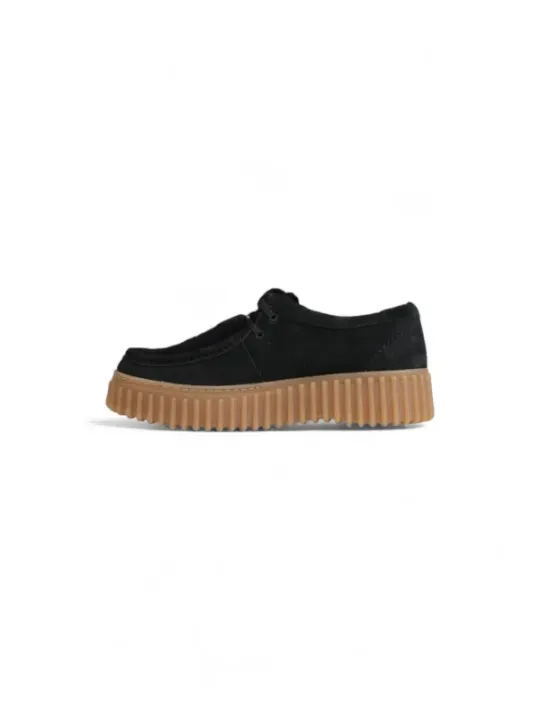 Schwarze Wildlederschuhe mit brauner Sohle
