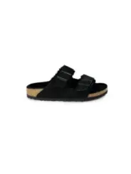 Schwarze Birkenstock Pantoletten mit Pelz.