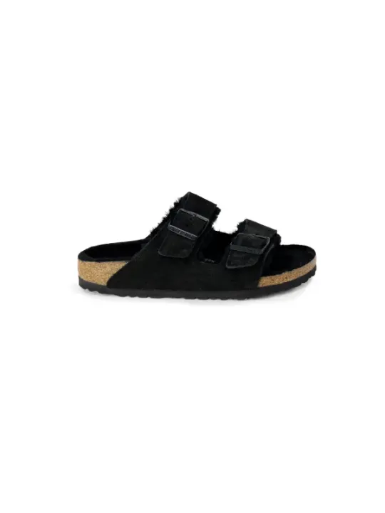 Schwarze Birkenstock Pantoletten mit Pelz.
