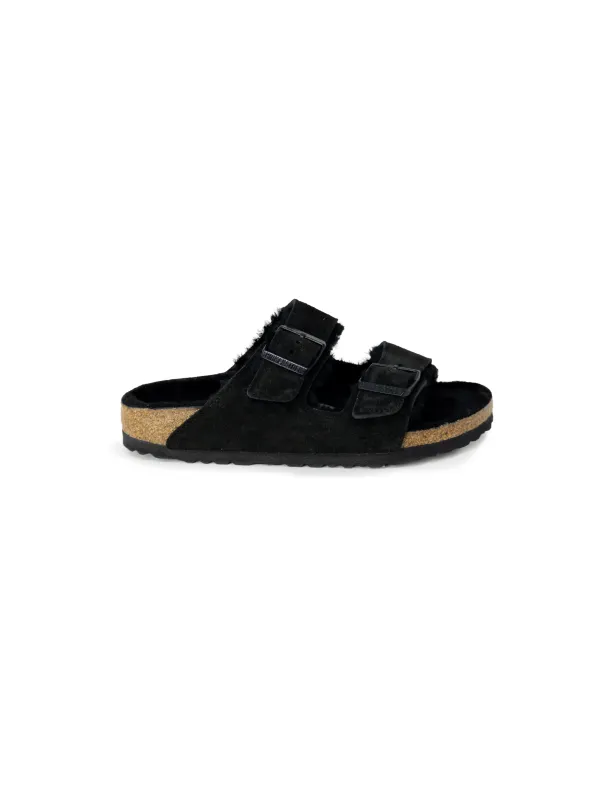 Schwarze Birkenstock Pantoletten mit Pelz. Schwarze Birkenstock Pantoletten mit Pelz.