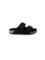 Schwarze Birkenstock Pantoletten mit Pelz.
