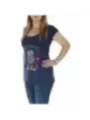 Frau trägt Converse Katzen T-Shirt