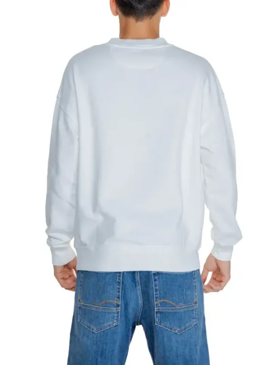 Person trägt weißes T-Shirt und Jeans