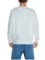 Person trägt weißes T-Shirt und Jeans