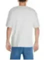 Weißes T-Shirt mit blauen Jeans