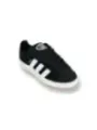 Schwarzer Adidas Wildlederschuh seitlich dargestellt