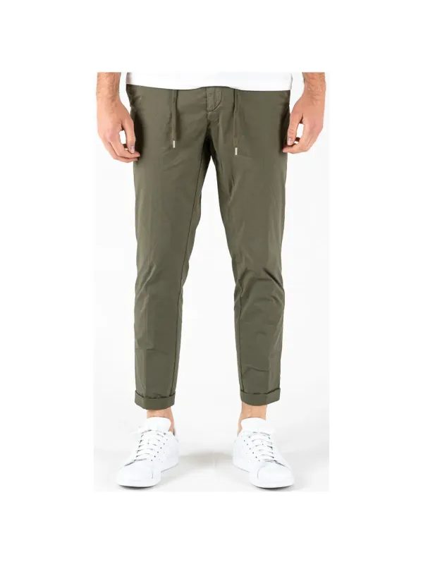 Grüne Herrenhose mit Knopfleiste