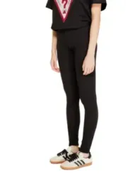 Schwarzes Outfit mit weißen Sneakern