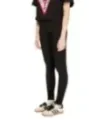 Schwarzes Outfit mit weißen Sneakern