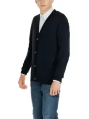 Marineblauer Cardigan mit weißem Hemd