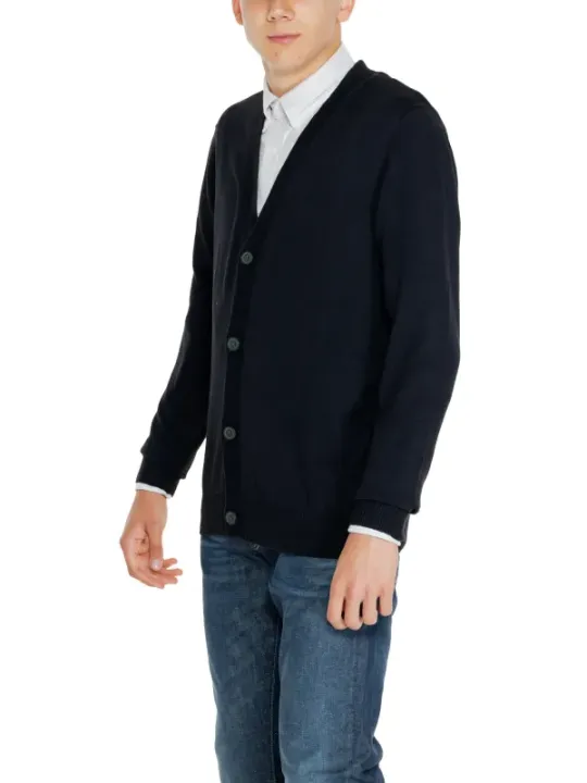 Marineblauer Cardigan mit weißem Hemd