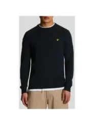 Mann trägt Lyle & Scott Pullover