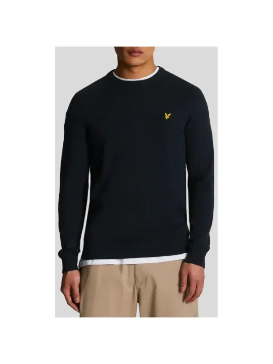 Mann trägt Lyle & Scott Pullover