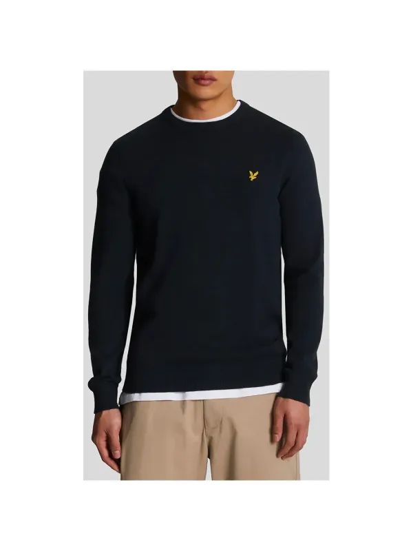 Mann trägt Lyle & Scott Pullover Mann trägt Lyle & Scott Pullover