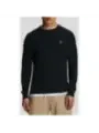 Mann trägt Lyle & Scott Pullover