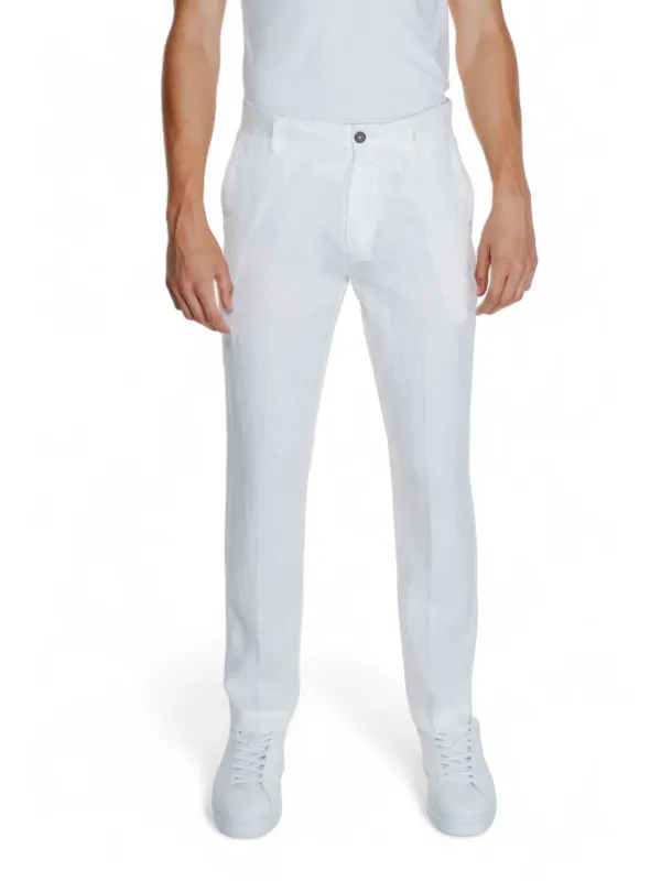 Weiße Baumwollhose schmal geschnitten. Weiße Baumwollhose schmal geschnitten.