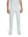 Weiße Baumwollhose schmal geschnitten.