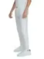 Weiße Hosen und Sneaker