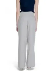 Weite Hosen mit hoher Taille