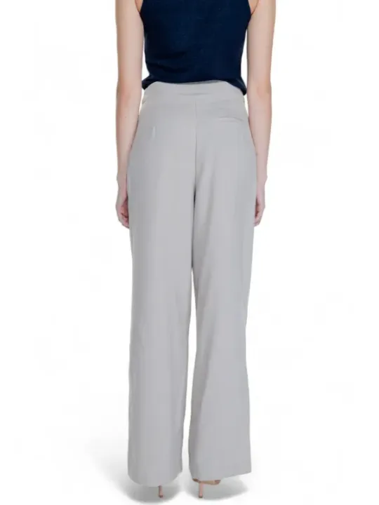 Weite Hosen mit hoher Taille