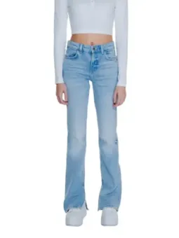 Helle Jeans, weißes Oberteil, Mode