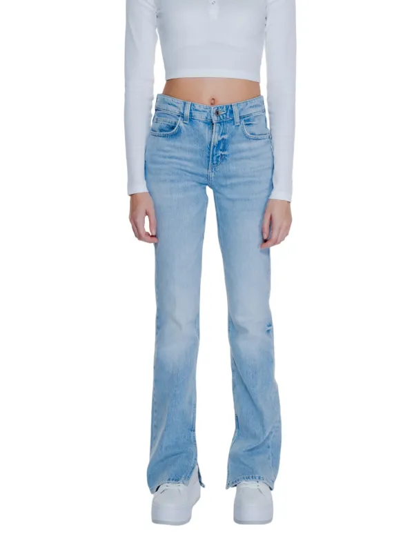 Helle Jeans, weißes Oberteil, Mode Helle Jeans, weißes Oberteil, Mode