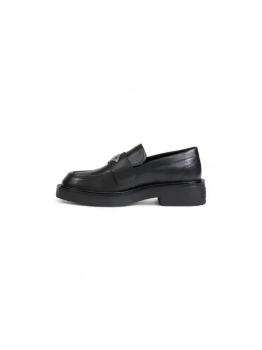 Schwarzer Leder-Loafer mit dicker Sohle