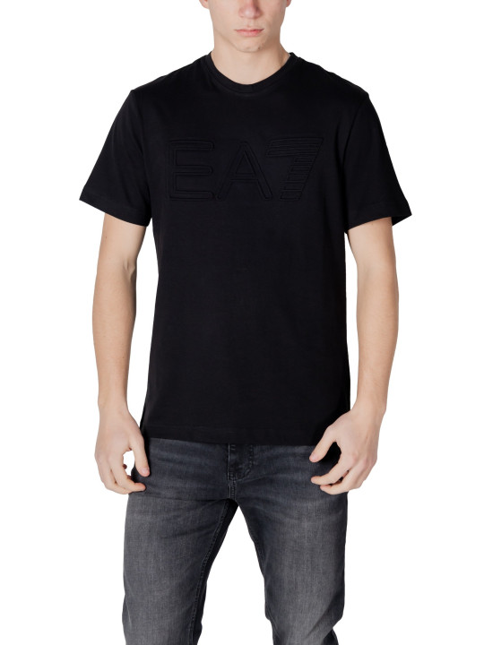 Mann trägt schwarzes Ea7 T-Shirt
