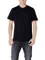 Mann trägt schwarzes Ea7 T-Shirt