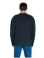 Schwarzer Pullover, blaue Jeans getragen