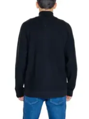 Mann trägt Tommy Hilfiger Jeans
