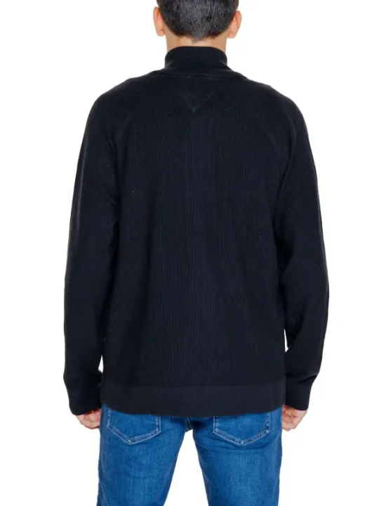 Mann trägt Tommy Hilfiger Jeans