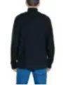 Mann trägt Tommy Hilfiger Jeans