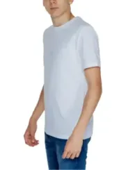 Weißes T-Shirt mit blauen Jeans