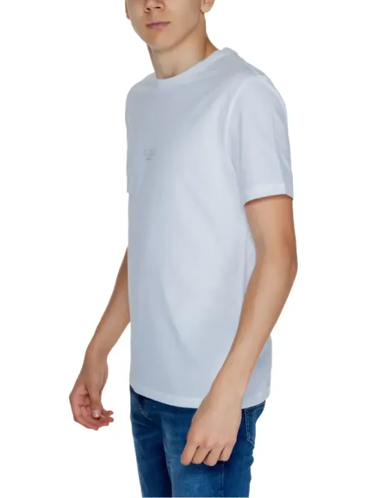 Weißes T-Shirt mit blauen Jeans