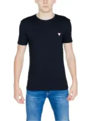 Mann trägt Guess T-Shirt Jeans
