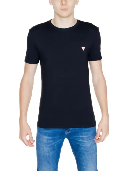 Mann trägt Guess T-Shirt Jeans