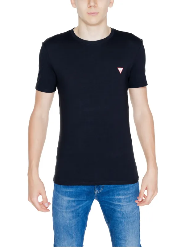 Mann trägt Guess T-Shirt Jeans Mann trägt Guess T-Shirt Jeans