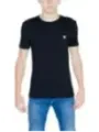 Mann trägt Guess T-Shirt Jeans