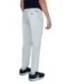 Weiße Hosen mit seitlicher Kette