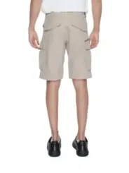 Beige Shorts, schwarze Oxford Schuhe