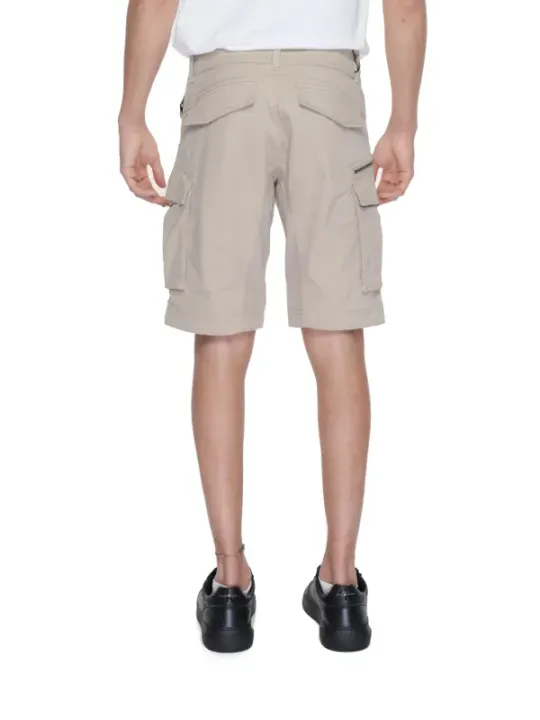 Beige Shorts, schwarze Oxford Schuhe